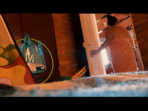 ❤️ El meu oncle em segueix a la dutxa, em fot mentre em ducho. ️❌ Súper porno a nosaltres