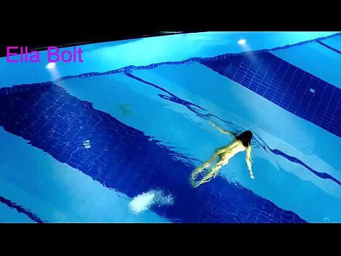 ❤️ No puc parar de mirar-la, jove rossa presa nedant nua a la piscina del complex ELLA BOLT ️❌ Súper porno a nosaltres