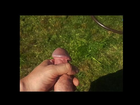 ❤️ Una guapa calenta es folla el seu cony rosa i es corre amb un esquitxat en un jardí d'estiu ️❌ Súper porno a nosaltres