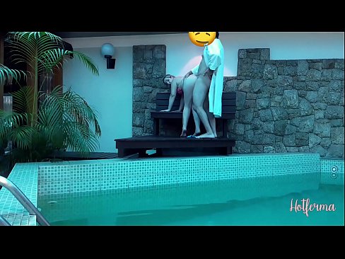 ❤️ El cap convida la criada a la piscina, però no va poder resistir-se a una calor ️❌ Súper porno a nosaltres
