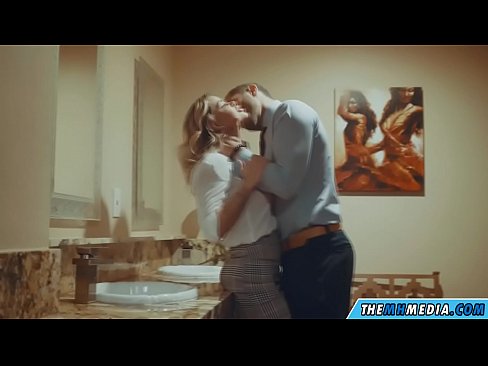 ❤️ Quan una rossa tetona et sedueix en un lavabo públic ️❌ Súper porno a nosaltres